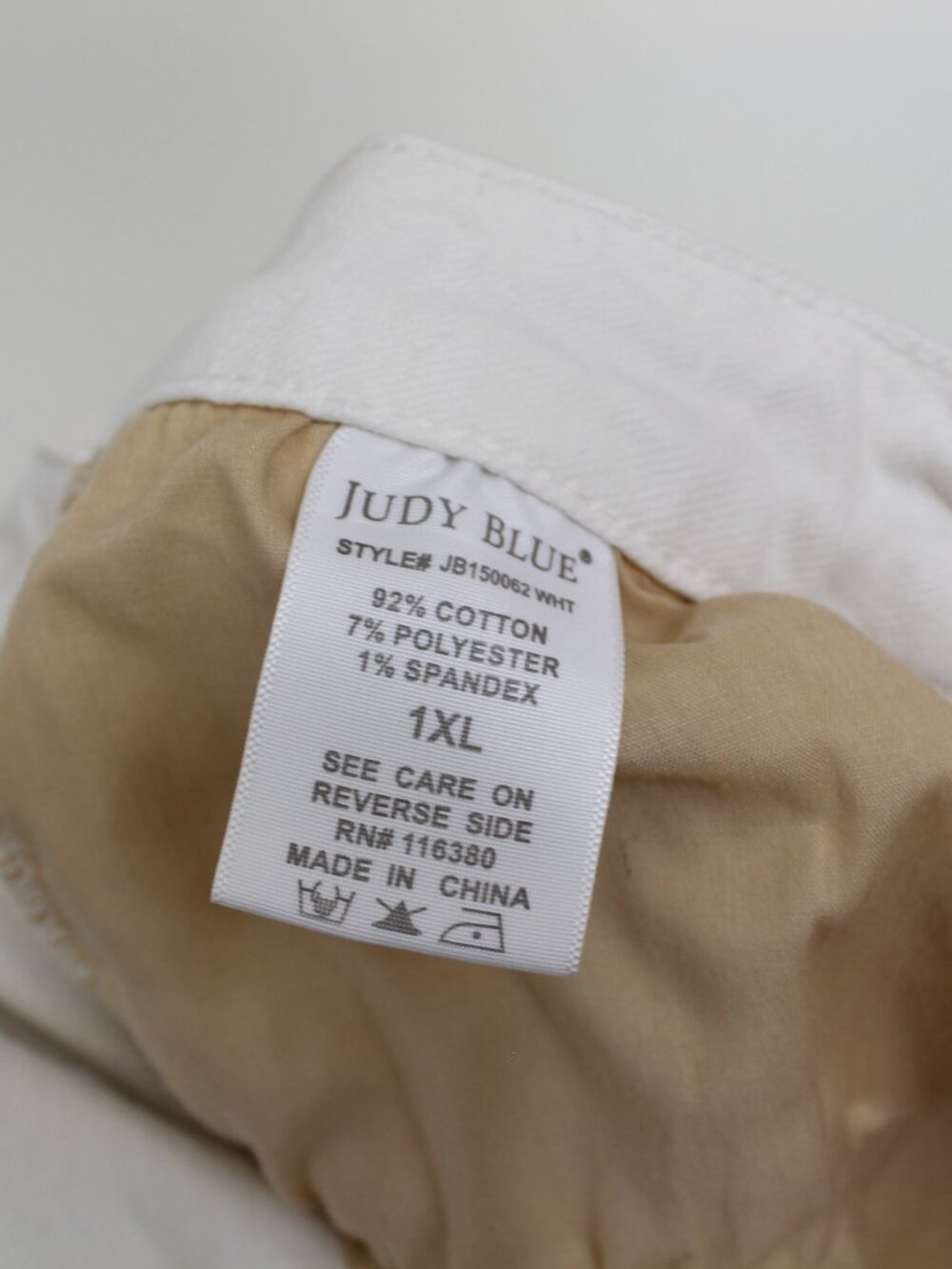 Judy Blue White Denim Bermuda Shorts 1X Raw Hem - Picture 8 of 9